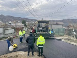 Read more about the article Se lucrează în ritm alert, pe străzile din Aninoasa