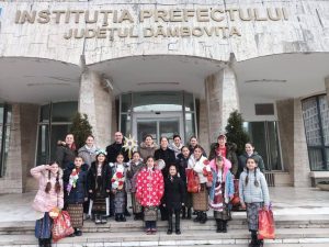 Read more about the article Elevii din Mărcești au colindat, astăzi, autoritățile dâmbovițene