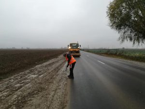 Read more about the article Probleme, pe DN7 din cauza pământului adus din câmp, pe carosabil, de utilajele agricole
