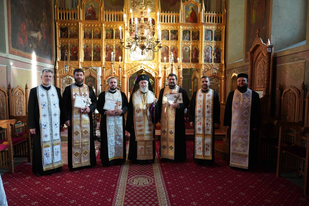 You are currently viewing NOI HIROTESII ÎNTRU DUHOVNIC LA PARACLISUL EPARHIAL DIN TÂRGOVIȘTE