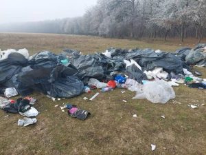 Read more about the article Ghinion; un cetățean și-a aruncat gunoiul în câmp, la Răcari, dar și-a rătăcit cazierul la fața locului