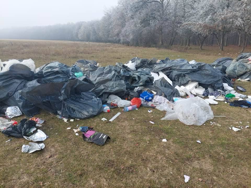 You are currently viewing Ghinion; un cetățean și-a aruncat gunoiul în câmp, la Răcari, dar și-a rătăcit cazierul la fața locului
