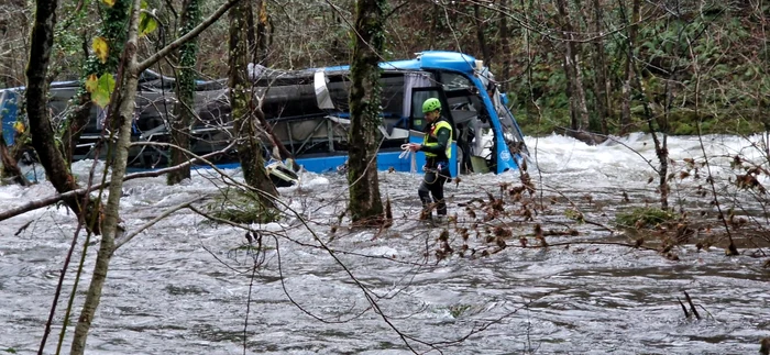 You are currently viewing Cinci persoane au murit după ce un autocar a cazut într-un râu, în Spania