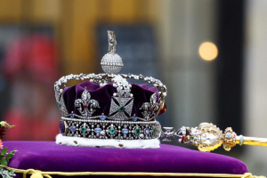 Read more about the article Coroana Marii Britanii a fost scoasă din Turnul Londrei pentru a fi modificată pentru regele Charles III