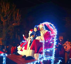 Read more about the article Cu tot alaiul său de spiriduși și acompaniat de fanfară, Moș Crăciun ajunge, mâine, la Târgoviște