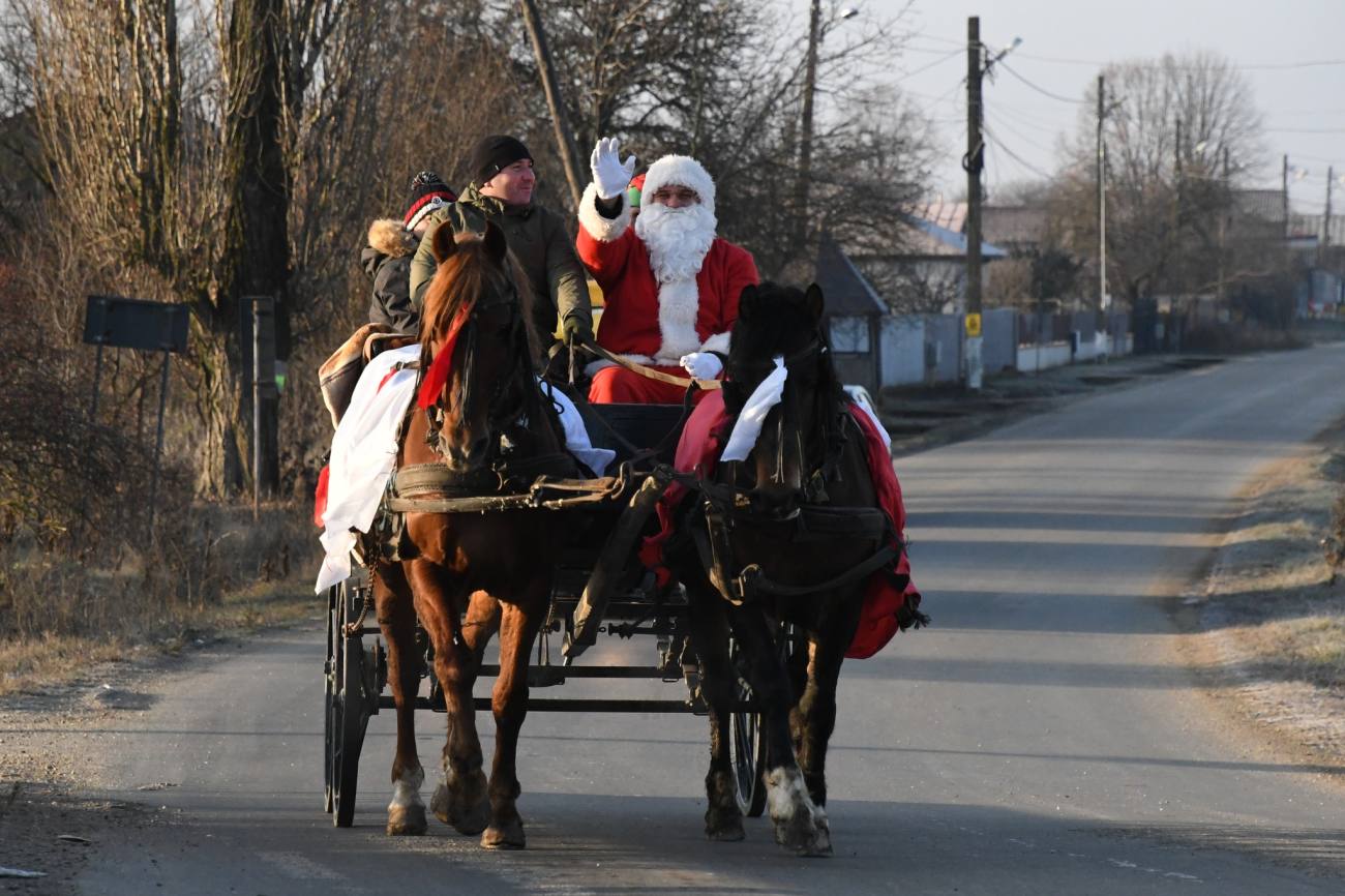 You are currently viewing Moș Crăciun a vizitat, astăzi, copiii din unitățile școlare din Răcari
