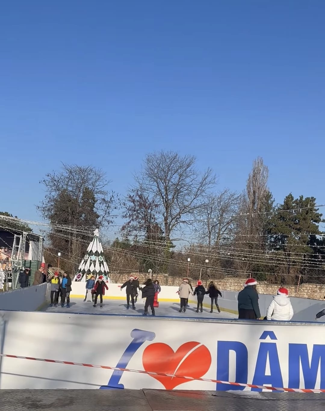 You are currently viewing Patinoarul de la Curtea Domnească, punct de atracție pentru tinerii din Târgoviște