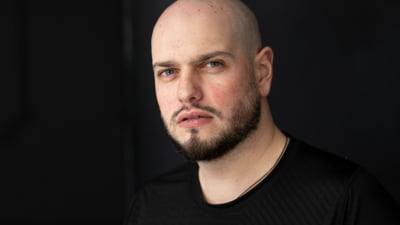 You are currently viewing Matei Dima, regizorul Teambuilding, amendă penală pentru conducere sub influența cocainei