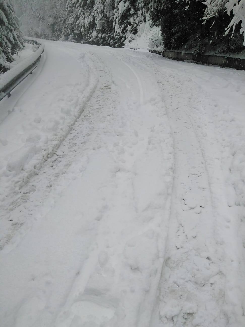 You are currently viewing VIDEO: Ninge de ore bune în zona montană dâmbovițeană iar drumarii intervin, pentru a menține drumul deschis