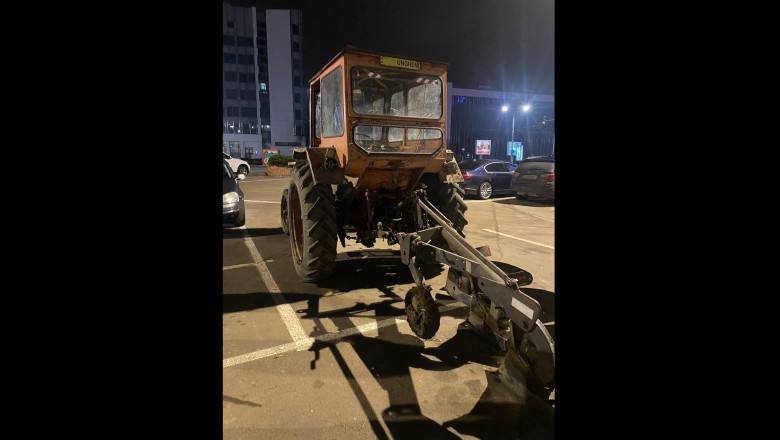 You are currently viewing Doi bărbaţi beți au mers la un mall din Iași cu tractorul cu plug, ca să joace la păcănele