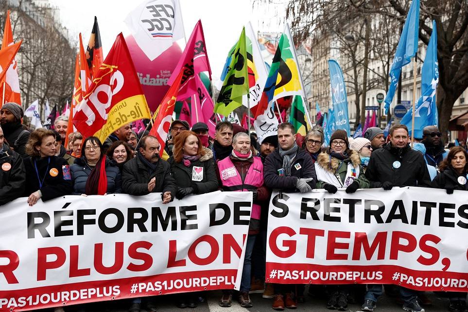 You are currently viewing Franța a adoptat reforma pensiilor în ciuda protestelor masive