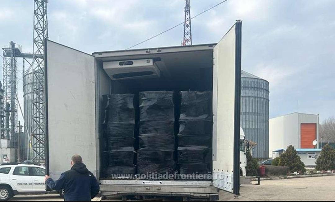You are currently viewing Țigări de contrabandă, în valoare de peste 1,5 milioane de euro, descoperite ascunse într-un autocamion, în P.T.F. Bechet