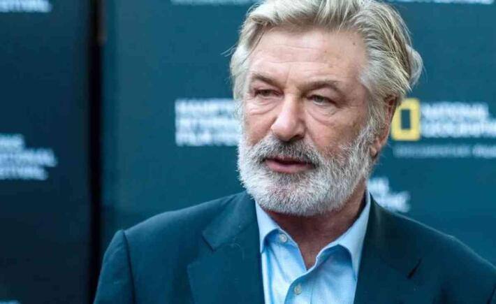 You are currently viewing Alec Baldwin, pus, din nou, sub acuzare pentru omor prin imprudență, pentru incidentul de pe platoul de filmare “Rust”