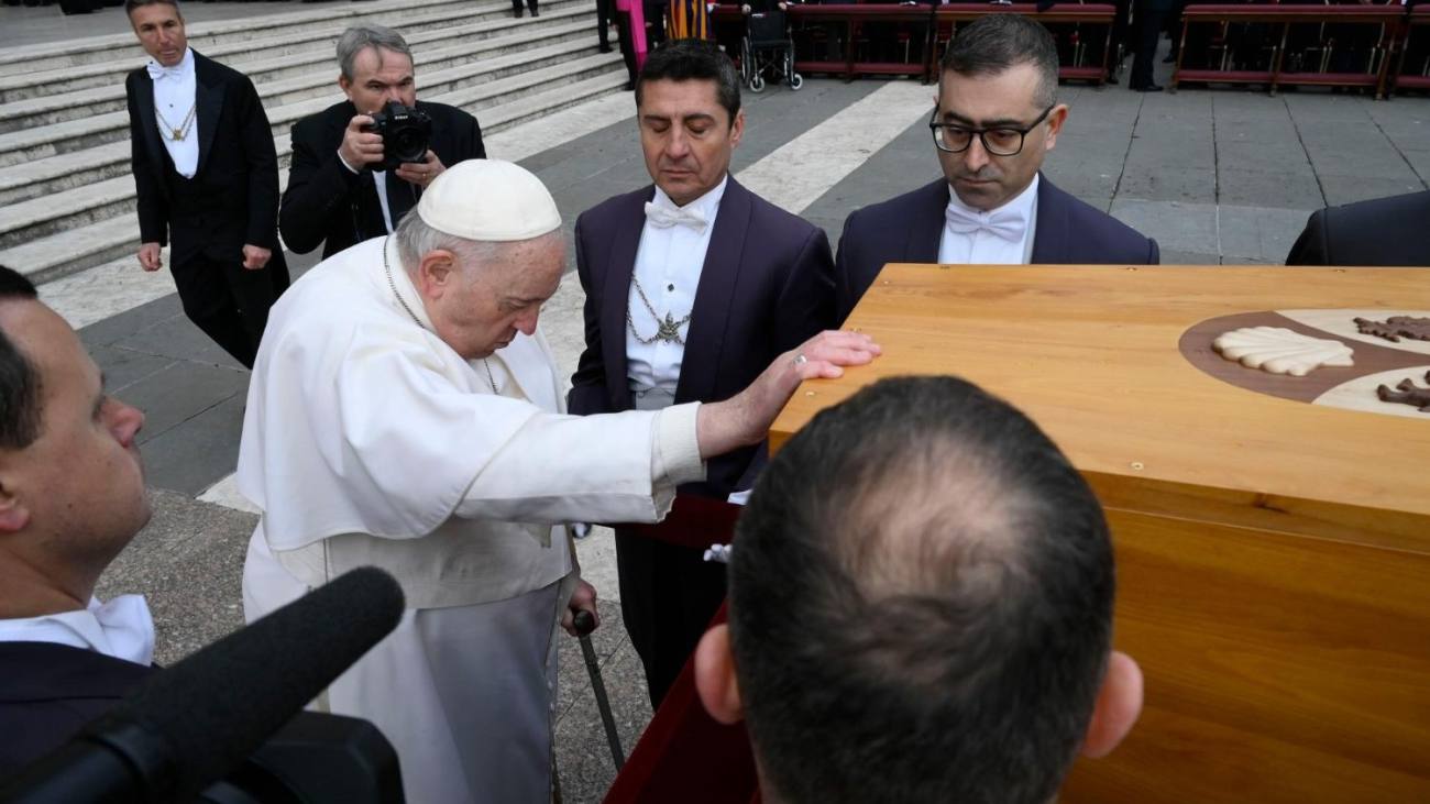 You are currently viewing Credincioșii și-au luat rămas bun de la papa emerit Benedict XVI