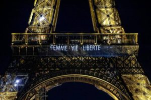 Read more about the article Turnul Eiffel, luminat cu mesaje de susţinere pentru femeile care protestează în Iran