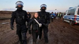 Read more about the article Greta Thunberg, reţinută de poliţia germană în timp ce protesta împotriva unei exploatări miniere