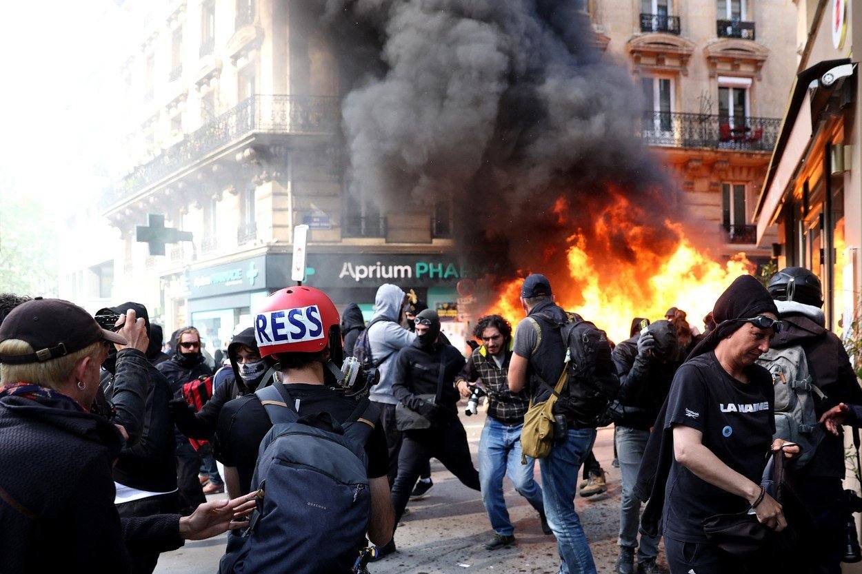 You are currently viewing Violențe la Paris. Zeci de mii de francezi protestează față de mărirea vârstei de pensionare