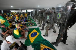 Read more about the article Susținătorii fostului președinte Bolsonaro au luat cu asalt Congresul, Curtea Supremă și palatul prezidențial din Brasilia