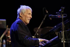 Read more about the article A murit celebrul pianist și compozitor Burt Bacharach