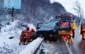 Read more about the article Șapte persoane rănite după ce o mașină a intrat într-un cap de pod pe DN 13, în Brașov