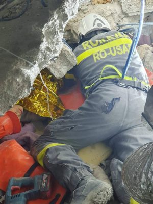 Read more about the article Patru persoane prinse sub dărâmături în Turcia au fost salvate de echipa mixtă de sprijin din România