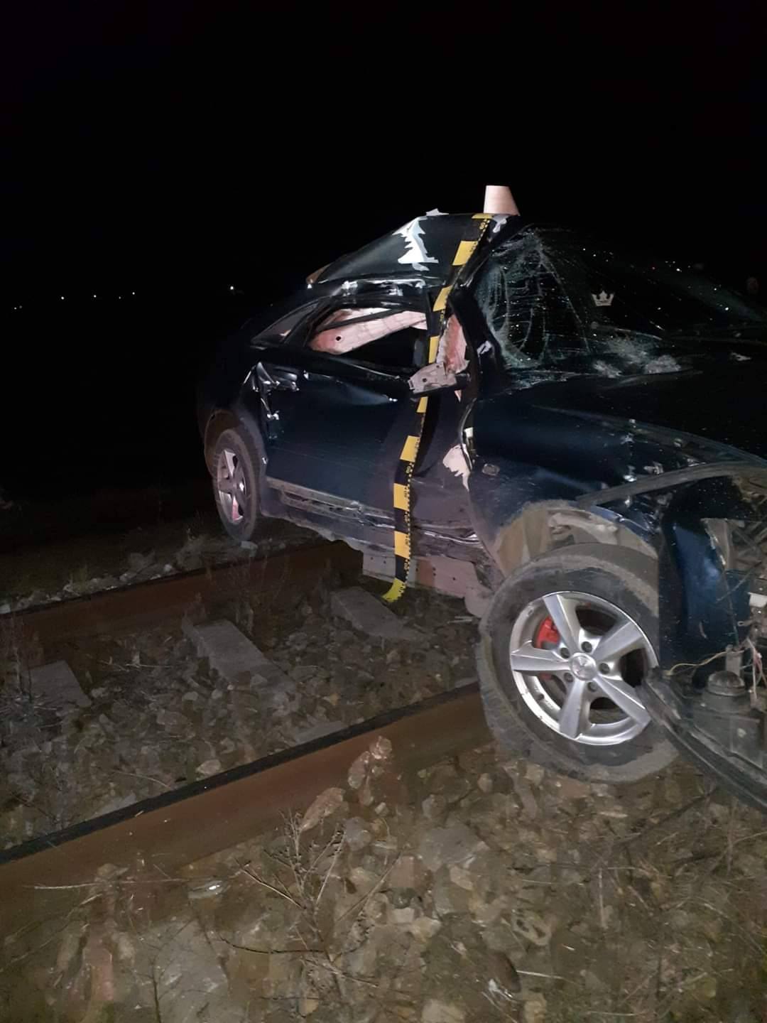 You are currently viewing Pompierii din Vaslui au salvat o femeie aflată într-un autoturism lovit de tren