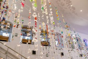 Read more about the article Expoziție inedită la Cluj-Napoca: „1000 de cocori pentru pace” la Muzeul Etnografic al Transilvaniei