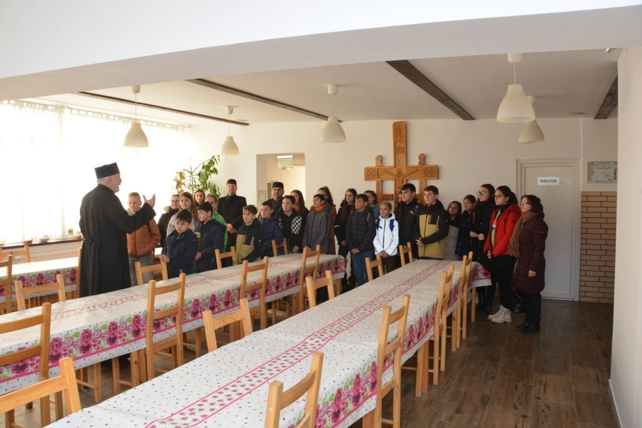 You are currently viewing PRODUSE AGROALIMENTARE OFERITE DE TINERII PAROHIEI LUNGULEȚU I CANTINEI SOCIALE A ARHIEPISCOPIEI TÂRGOVIȘTEI