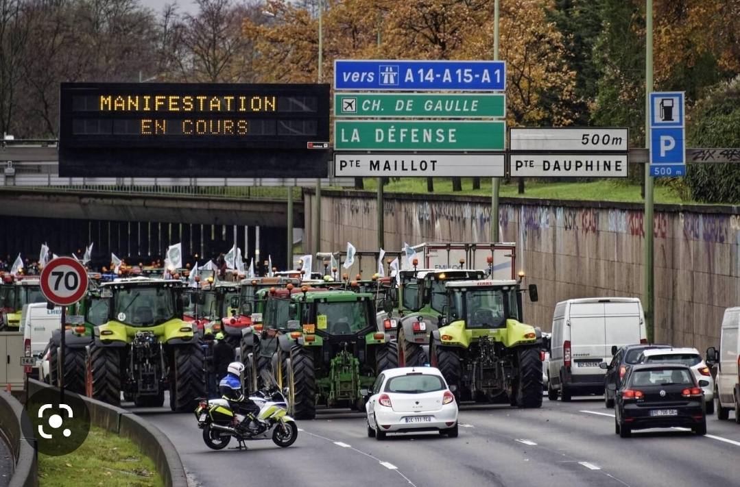 You are currently viewing Sute de fermieri s-au deplasat cu tractoarele la Paris, pentru a protesta împotriva restricțiilor privind pesticidele
