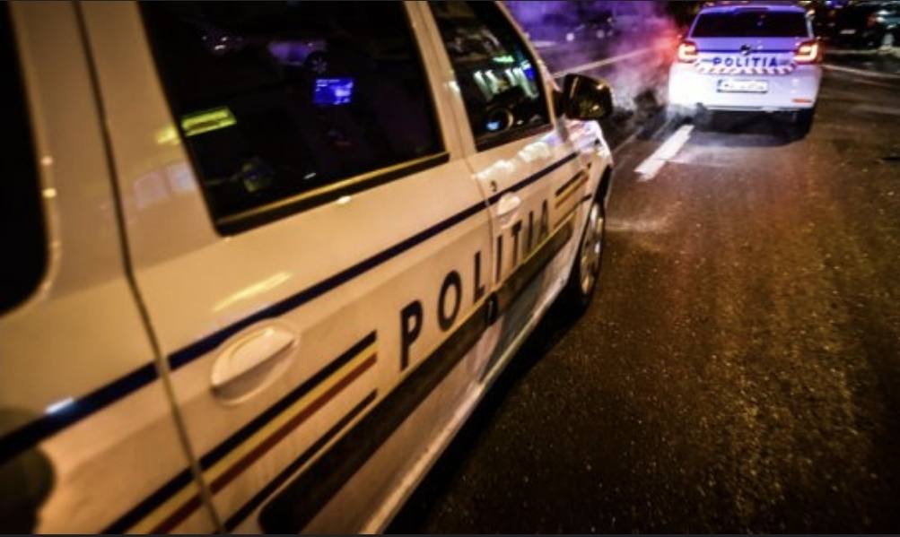 You are currently viewing Urmărit de polițiști, un șofer s-a răsturnat cu autoturismul, la Valea Mare