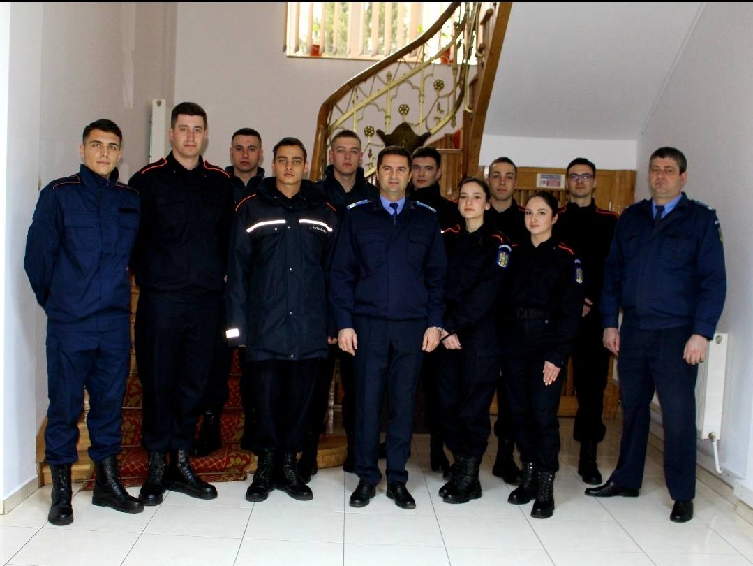 You are currently viewing 10 elevi ai şcolilor militare, în practică la Jandarmeria Dâmboviţa