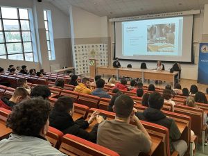 Read more about the article Șansă unică pentru studenții Facultății de Științe Economice din Târgoviște