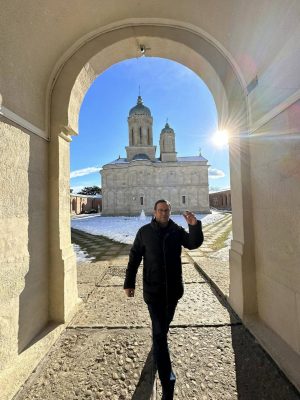 Read more about the article Daniel Buzdugan: Mănăstirea Dealu, un loc pe care toți românii ar trebui să-l viziteze și să îl simtă!