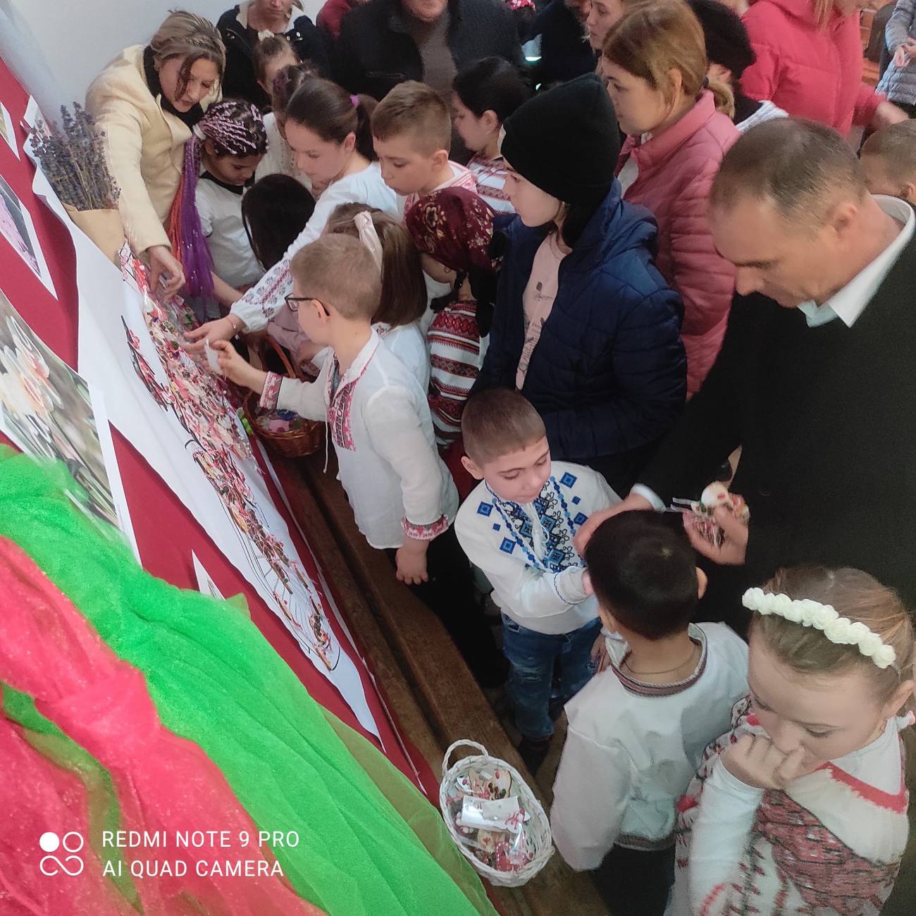 You are currently viewing Comunitatea din Dobra a sărbătorit, aseară, alături de copii, mărțișorul