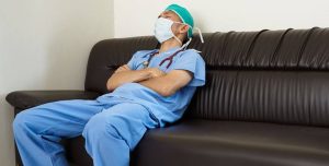 Read more about the article Unul dintre medicii Spitalului Găești „vine la 9, pleacă la 13, are peste 10.000 de lei salariu, nu consultă nici un pacient, internări zero, operații zero!”