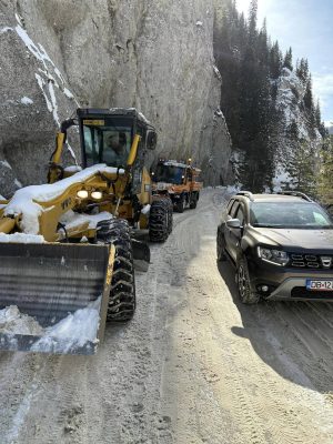 Read more about the article Se intervine pe Transbucegi, pentru menținerea drumului în bune condiții