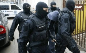 Read more about the article Nouă persoane au fost reţinute şi peste o tonă de tutun a fost confiscată în urma unor percheziţii efectuate în Bucureşti şi patru judeţe