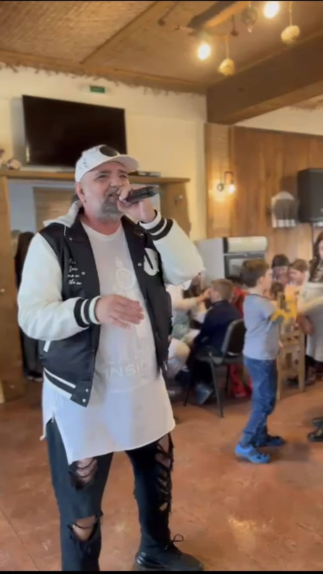You are currently viewing Daniel Iordăchioaie a cântat pentru participanții la evenimentul „Mărțișor pentru mama”, desfășurat la Pietroșița