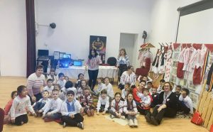 Read more about the article Elevii din Gura Ocniței au marcat Ziua Iubirii la români