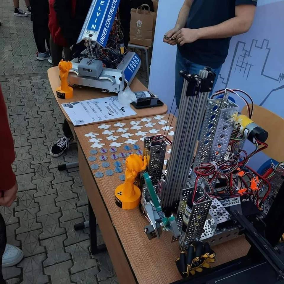 You are currently viewing Echipele de robotică ale Colegiului Carabela, în etapa națională a BRD First Tech Challenge România