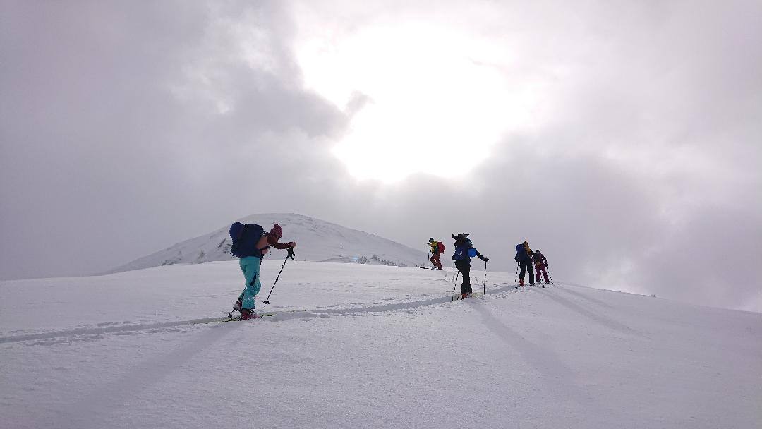 You are currently viewing Sfaturile salvamontiștilor, pentru cei ce se aventurează pe traseele montane, ignorând riscul de avalanșă