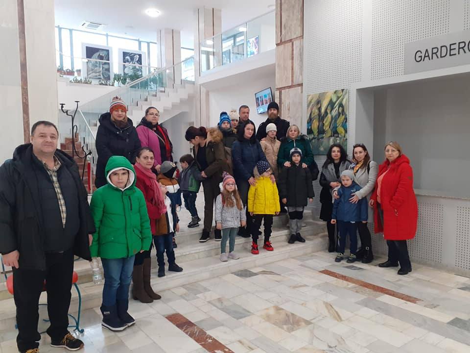 You are currently viewing Beneficiarii Centrului de zi pentru copii cu autism și Sindrom Down „Sfânta Maria” din Târgoviște au pătruns, astăzi, în lumea fermecătoare a teatrului