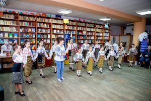 Read more about the article Literatura, muzica și tradițiile s-au îmbinat, la Titu, în cadrul caravanei „Lecturi Publice”