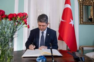 Read more about the article Titus Corlățean a semnat, astăzi, în cărțile de condoleanțe ale Turciei și Siriei, deschise la Ambasadele din București