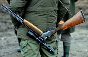 Read more about the article Un bărbat a fost împușcat de partenerul său la o partidă de vânătoare din Timiș