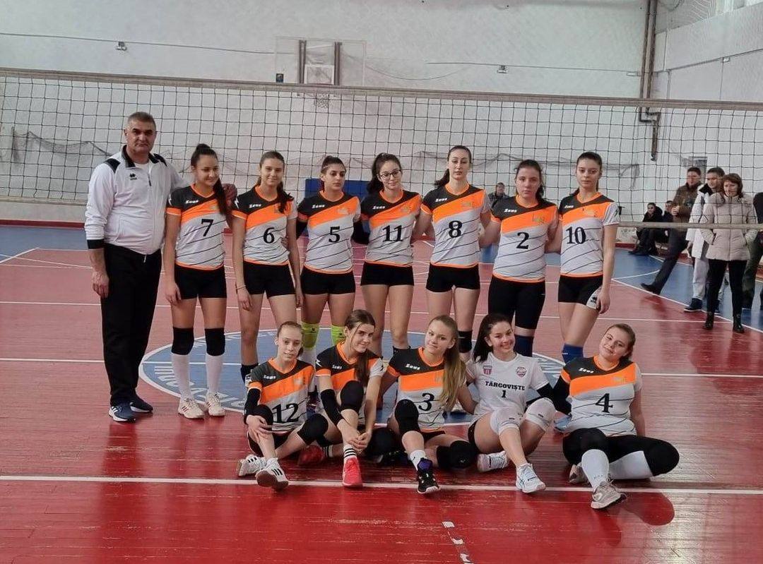 You are currently viewing Voleibalistele de la CSȘ-CSM Târgoviște, din nou victorioase în Campionatele Naționale. Cadetele au tras din greu în disputa cu CSȘ Lugoj