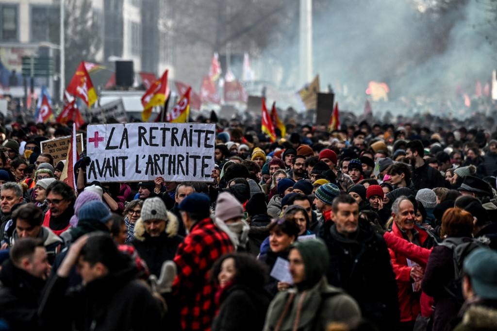 You are currently viewing MAE avertizează că Franța este paralizată de o nouă grevă generală