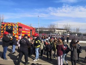 Read more about the article Peste 200 de elevi dâmboviţeni de la Școala ”Mihai Viteazul” și Liceul ”Voievodul Mircea” au vizitat sediul I.S.U. „BASARAB I” Dâmbovița