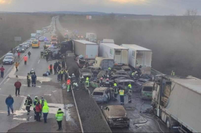 You are currently viewing Trei români sunt răniți în uriașul accident produs pe o autostradă din Ungaria din cauza unei furtuni de praf