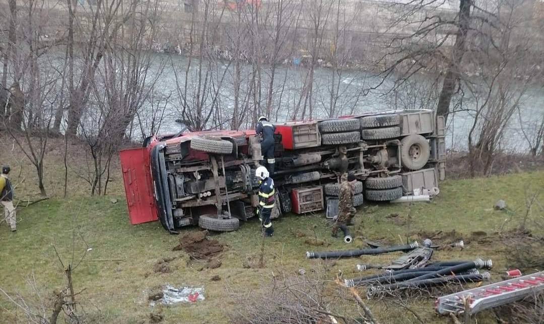 You are currently viewing O autospecială de pompieri a căzut într-o râpă, în drum spre incendiu
